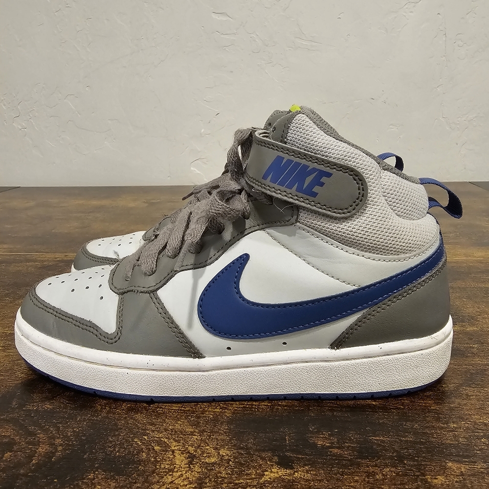 Boys Nike Shoes. Size 5. Pre owe very good condition hardly used.